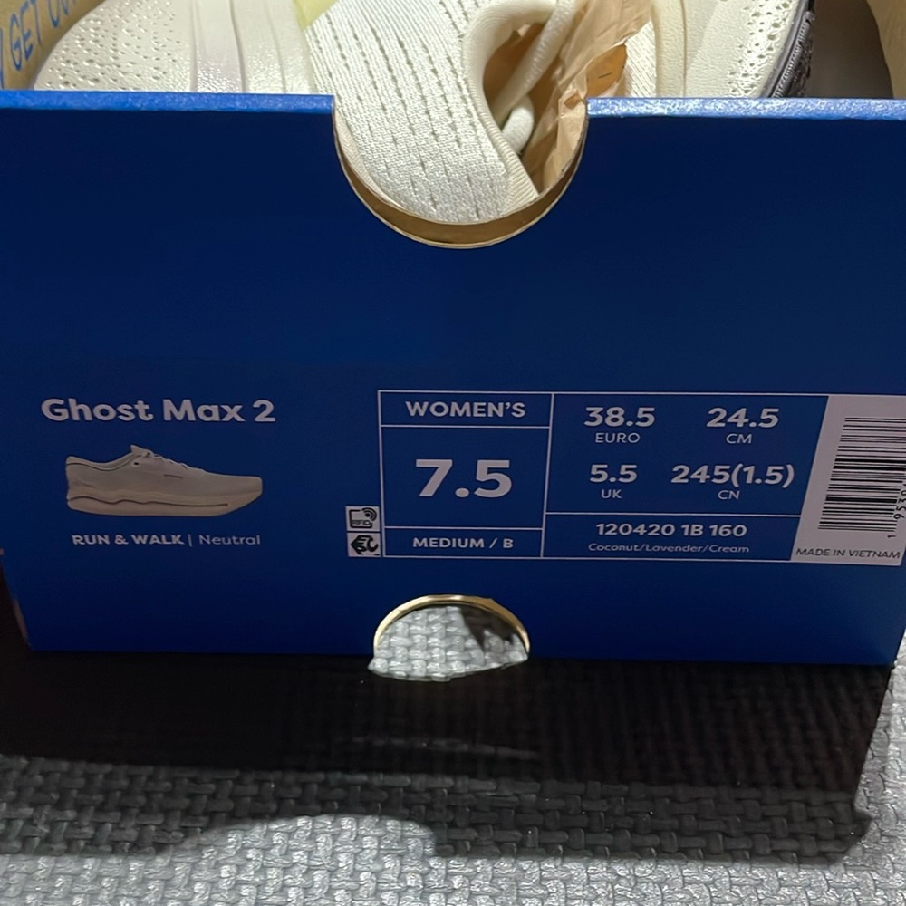 Women’s size 7.5 Brooks Ghost Max 2.